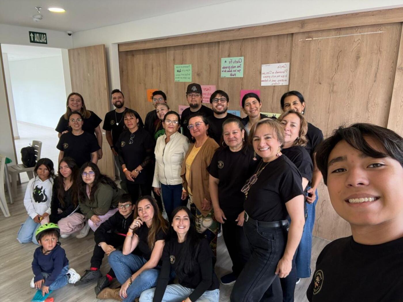 Comunidad de la Fundación Pasos y Trazos en Fe reunida y saludando