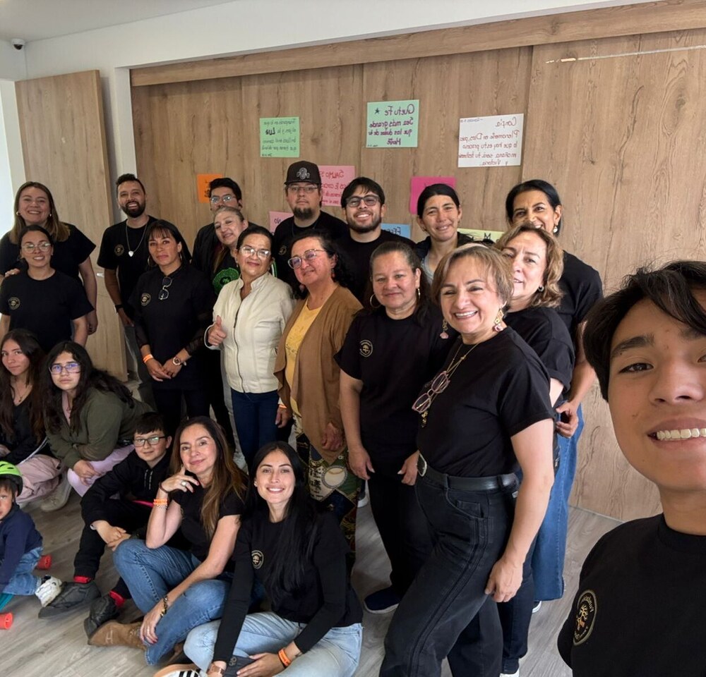 Mujeres de la Fundación Pasos y Trazos en Fe reunidas en un encuentro comunitario