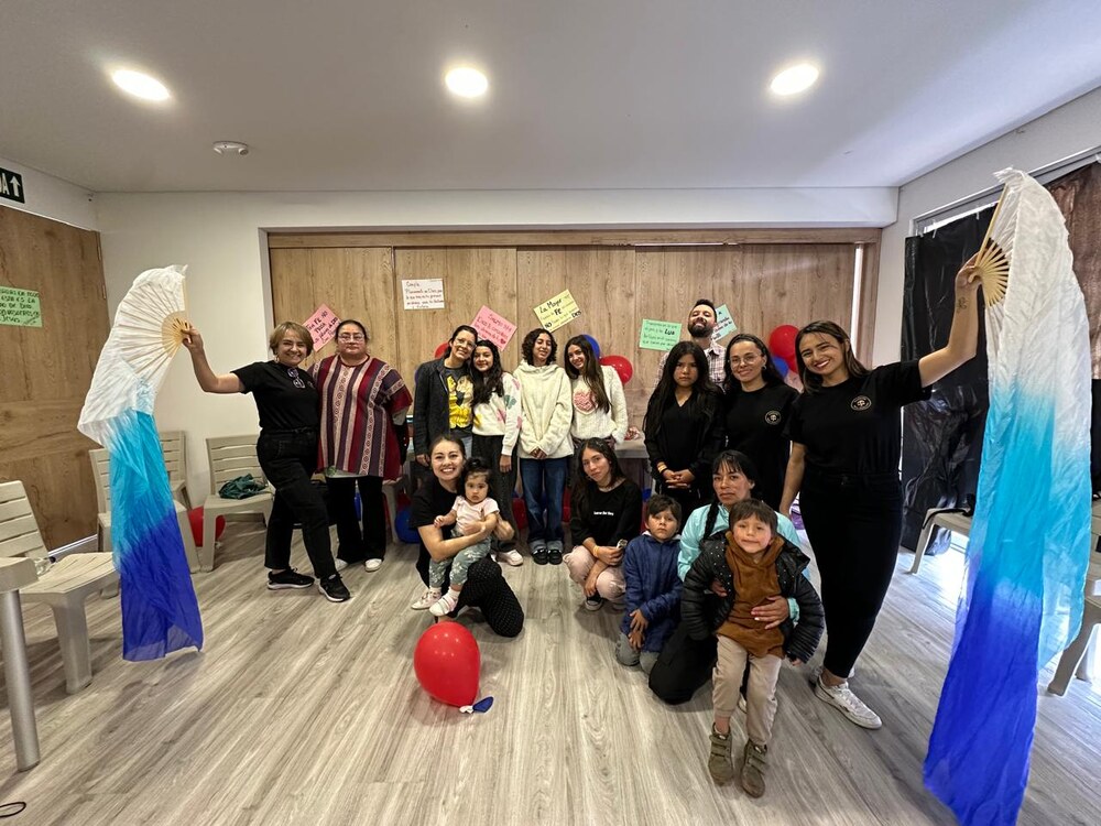 Mujeres de la comunidad participando en una actividad de la Fundación